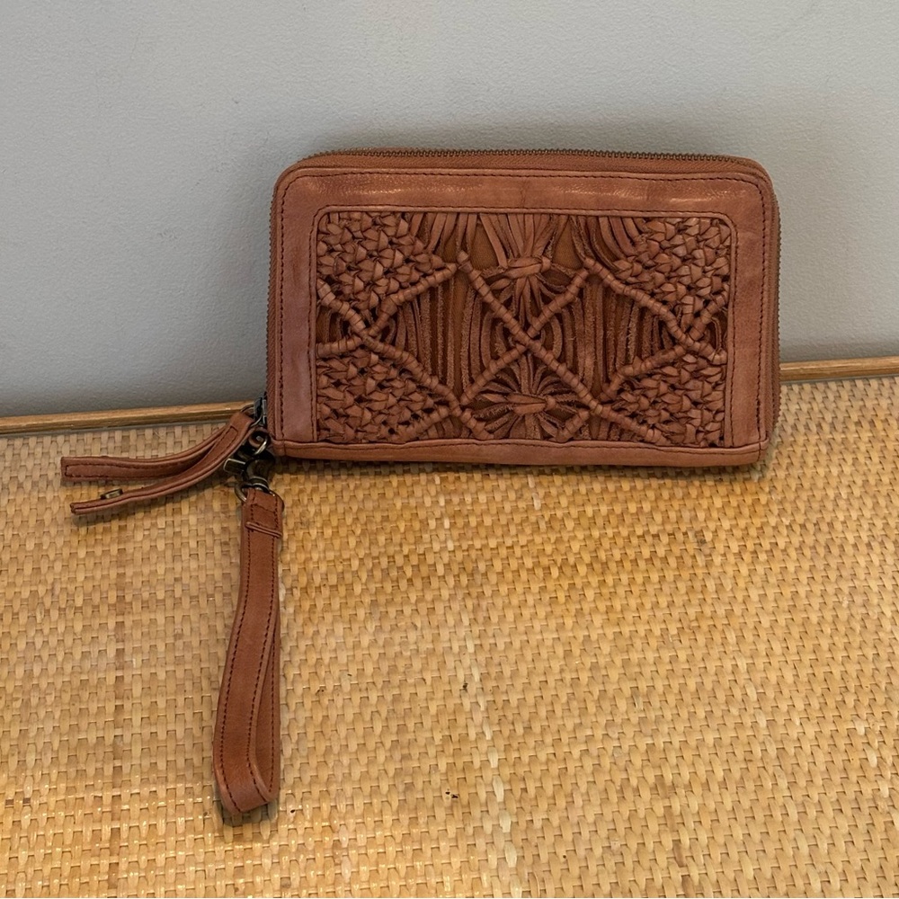 Day + Mood Violet Wristlet Leather Wallet as new condition!!!